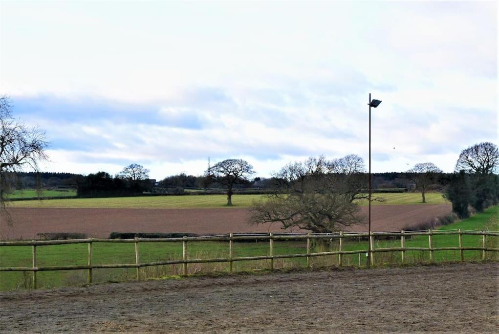 コヴェントリーHillfields Farm Barn - A Rural Equestrian Escapeアパートメント エクステリア 写真
