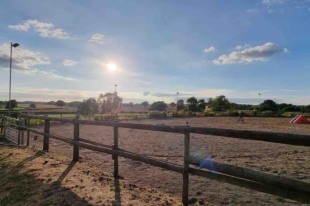コヴェントリーHillfields Farm Barn - A Rural Equestrian Escapeアパートメント エクステリア 写真